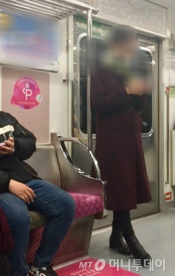4일 저녁 서울 지하철 5호선에서 임산부 배려석을 비워둔 시민들./사진=남형도 기자