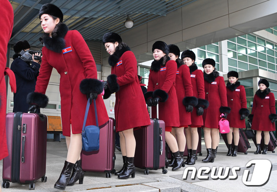 [사진]北 미녀응원단 '붉은코트에 가죽부츠'