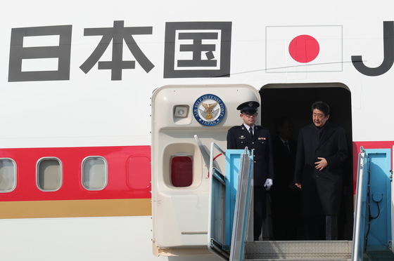 평창 동계올림픽 개막식 참석차 방한한 아베 신조 일본총리가 9일 오후 강원 양양국제공항에 도착해 전용기에서 내리고 있다./사진=뉴스1