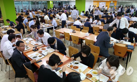  국회의원 보좌관 및 국회 직원들이 김영란법 시행 첫날인 28일 오후 서울 여의도 국회 의원회관 식당에서 점심 식사를 하고 있다. 2016.9.28/뉴스1  