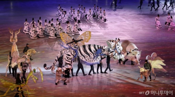2018 평창 동계올림픽대회가 개막된 9일 평창 올림픽 스타디움에서 개막 공연을 펼치고 있다. /사진=김창현 기자