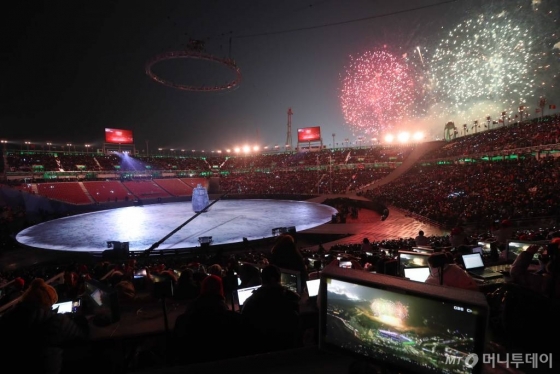 9일 오후 강원도 평창 올림픽스타디움에서 열린 2018 평창동계올림픽 개막식을 알리는 축포를 쏘고 있다. /사진=김창현 기자