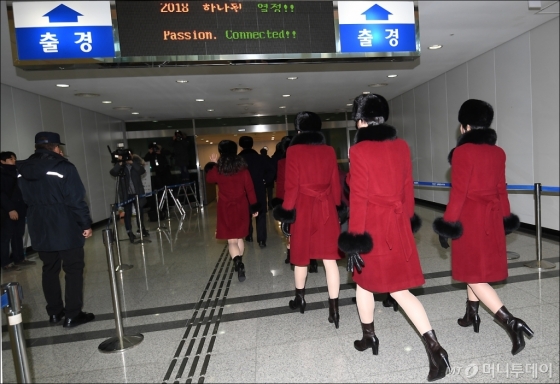 [사진]떠나는 북한 예술단