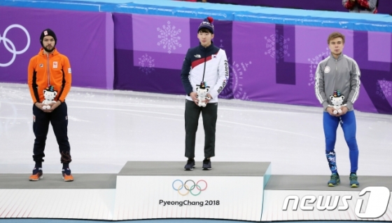 지난 10일 강원도 강릉 아이스아레나에서 열린 2018 평창동계올림픽 쇼트트랙 스피드 스케이팅 남자 1500m 경기 후 임효준(가운데) 선수가 베뉴 세리머니에 참석했다/사진=뉴스1
