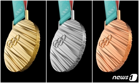 '2018 평창동계올림픽' 금메달, 은메달, 동메달(왼쪽부터)/사진=문화체육관광부제공, 뉴스1