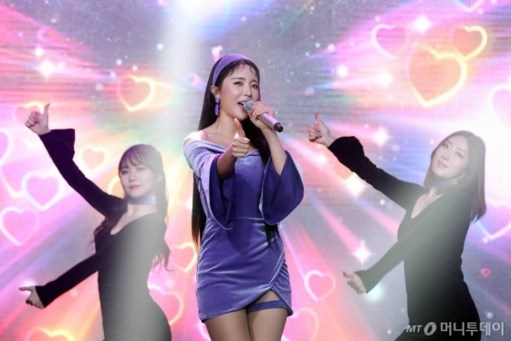 가수 홍진영이 7일 오후 서울 마포구 서교동 무브홀에서 열린 싱글앨범 '잘가라' 쇼케이스에서 무대를 선보이고 있다.
