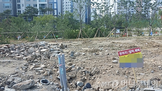 위례신도시 내 단독주택용지에 매매 알림판이 박혀 있다. /사진=신현우 기자