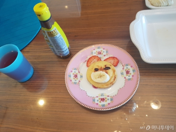 둘째 딸 노의현양이 아빠가 만들어준 팬케이크를 예쁘게 장식했다. /사진=이재은 기자