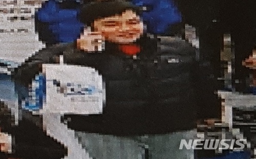 13일 제주 동부경찰서는 지난 10일 웃으며 김포공항을 빠져나가는 제주 게스트하우스 살인용의자 한정민(32)의 사진을 공개했다/사진=제주 동부경찰서 제공, 뉴시스<br>
