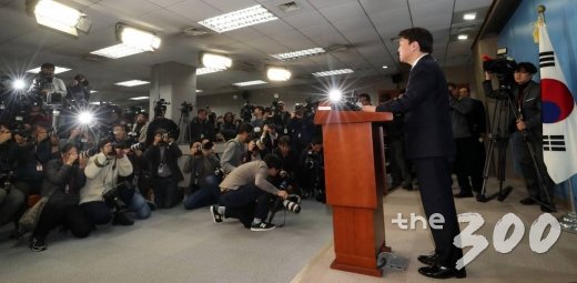 안철수 국민의당 대표가 20일 오전 서울 여의도 국회 정론관에서 바른정당과의 통합에 대한 전당원 투표를 제안하는 내용의 긴급 기자회견을 하고 있다.