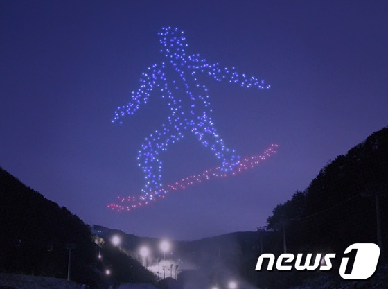 평창 동계올림픽 개막식에서 선보인 드론으로 구현된 스노보더 형상(인텔 제공) © News1