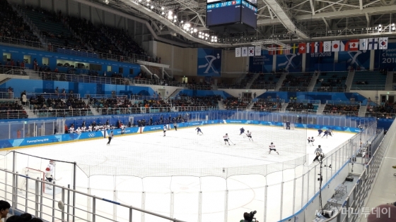 14일 오후 여자 아이스하키 스위스-스웨덴 예선전 경기가 열린 강릉시 관동 하키 센터에는 한국 관중들의 함성이 가득했다. /평창=이영민 기자