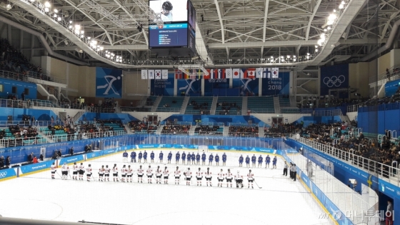 14일 오후 여자 아이스하키 스위스-스웨덴 예선전이 열린 강릉시 관동 하키 센터에서 선수들이 경기에 앞서 마주보고 있다. /평창=이영민 기자
