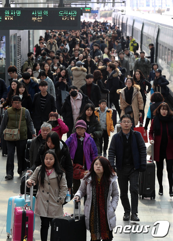 [사진]귀경길 시민들로 붐비는 서울역