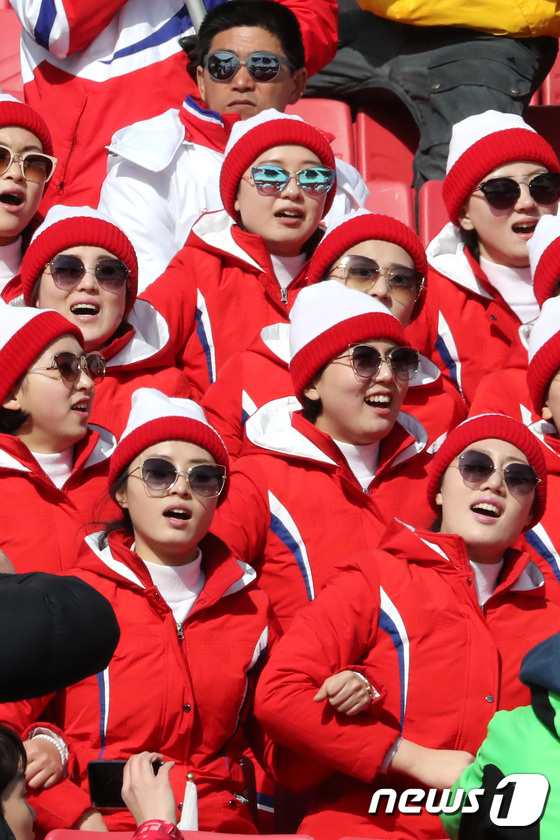 [사진]선글라스로 멋낸 북한 응원단