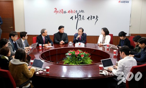 홍준표 자유한국당 대표가 14일 오후 서울 여의도 당사에서 기자간담회를 갖고 있다. 2018.2.14/뉴스1  