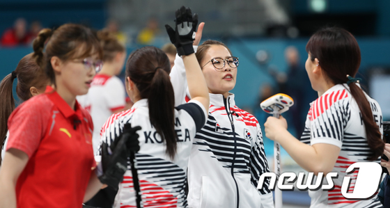 [사진]한국 여자 컬링 '중국 잡고 결승 가자'