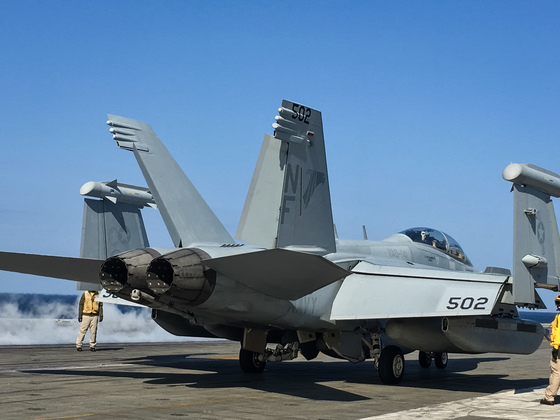  지난해 10월 한국과 미국 해군의 합동훈련에 참가한 미 핵추진 항공모함 로널드 레이건함에서 F/A-18E/F 슈퍼호넷 전투기가 출격을 대기하고 있다.  / 사진 = 뉴스1