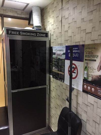 서울 용산구 A 스크린골프장. 좁은 스크린골프장 내 별도의 흡연부스가 설치돼있다. 하지만 일부 이용객들은 흡연부스 문을 열고 담배를 피워 냄새가 빠져나가는 데 한계가 있었다. /사진=최민지 기자 