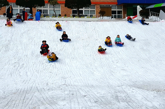 지난 12일 경북 울릉저동초등학교에서 학생들이 눈썰매를 타고 있다./사진=뉴스1