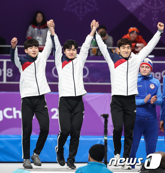 [사진]끈끈한 팀워크로 은메달 차지한 빙속 남자 팀추월