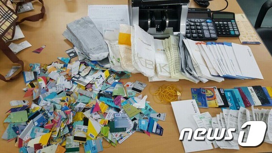 보이스피싱 조직이 사용한 체크카드와 현금봉투.(금천경찰서 제공) © News1
