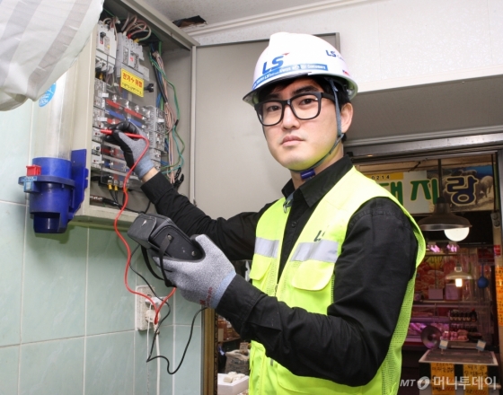 이현석 LS전선 주임연구원이 산본시장에서 전통시장 전기 안전점검 활동을 하고 있다./사진=LS전선