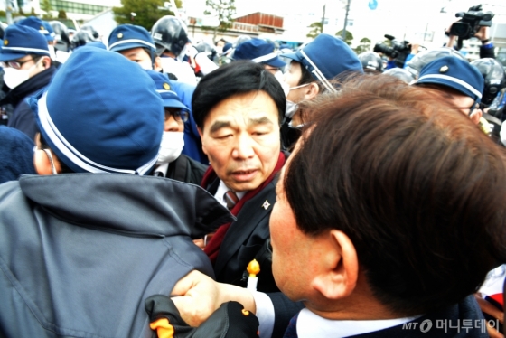 22일 일본 시마네현 청사 앞에서 최재익 독도수호전국연대 의장이 체포되고 있다. /사진제공=독도수호전국연대