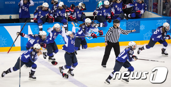 [사진]캐나다 잡은 미국, 여자 아이스하키 금메달