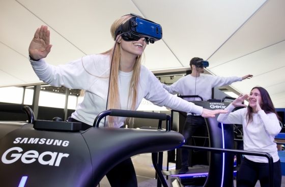 MWC 2018 삼성전자 전시장에서 '기어 VR'을 체험하는 모습 /사진=삼성전자