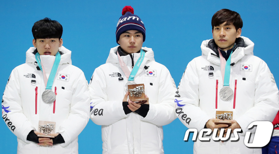 [사진]스피드 스케이팅 팀추월 대표팀 '자랑스런 은메달 목에 걸고'