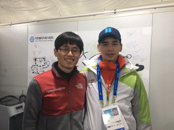 ▲이용우 교수(왼쪽)와 헝가리 산도르 류 샤오린 선수(오른쪽)
