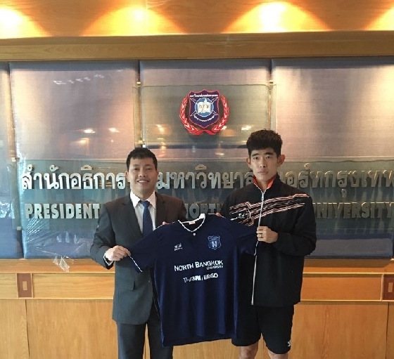 North Bangkok FC 구단주와 김세훈(오른쪽)이 계약을 마치고 입단 기념 촬영을 하고 있다. /사진=디제이매니지먼트 제공<br>
<br>
