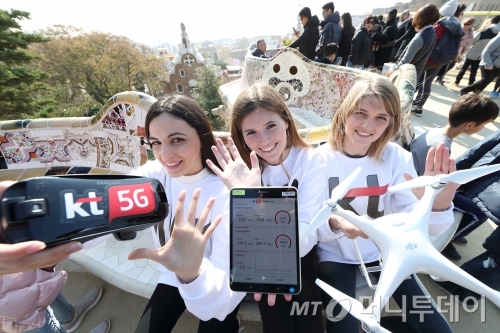 KT가 26일(현지시간)부터 스페인 바르셀로나에서 열리는 MWC 2018 ‘세계 최초 5G, KT를 경험하라’를 주제로 5G 기술 및 융합 서비스를 선보인다. /사진제공=KT