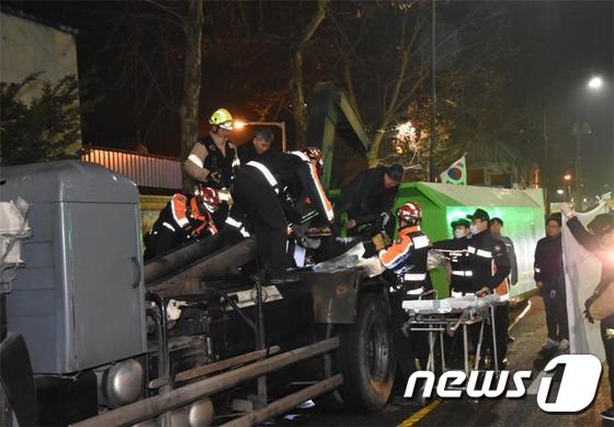 23일 오후 서울 용산구에서 발생한 사고 현장에서 소방대원들이 구조작업을 벌이고 있다(용산소방서 제공)© News1