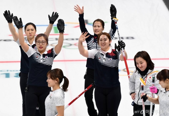 여자 컬링 대표팀이 23일 오후 강원도 강릉 컬링센터에서 열린 '2018 평창동계올림픽' 일본과 준결승전에서 연장 접전 끝에 8-7로 승리한 뒤 기뻐하고 있다.