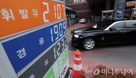 국내 휘발유 가격이 30주만에 상승세가 꺾이며 하락했다. 서울 강남구 한 주유소에 차량이 들어서고 있다./사진=머니투데이DB