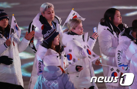 [사진]여자 아이스하키 단일팀 '폐회식 왔어요'