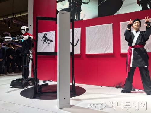 NTT도코모가 소개한 모션캡처 로봇/사진=임지수 기자