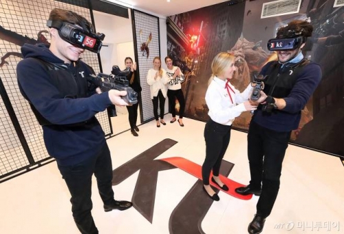 KT 부스를 찾은 관람객들이 세계최초 5G기반 VR게임인 '스페셜포스 VR : UNIVERSAL WAR'게임을 체험하고 있다./사진제공=KT