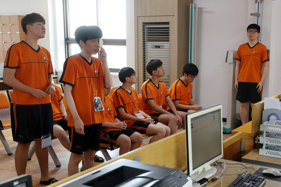 지난 1일 서울 동작구 서울지방병무청에서 군 입대를 앞둔 청년들이 올해 첫 병역 판정검사를 받고 있다. / 사진 = 뉴스1 
