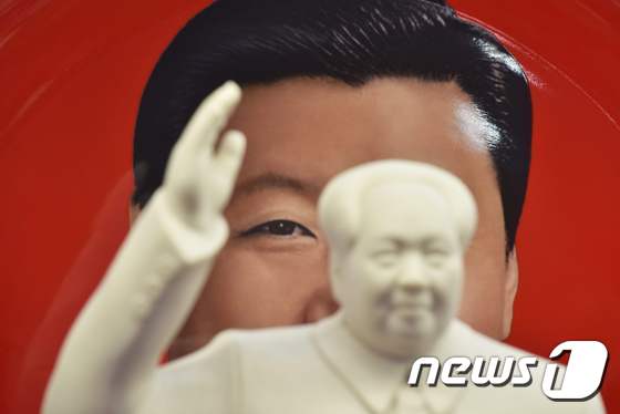 시진핑 중국 국가주석 초상화와 마오쩌둥 조각상/AFP=뉴스1