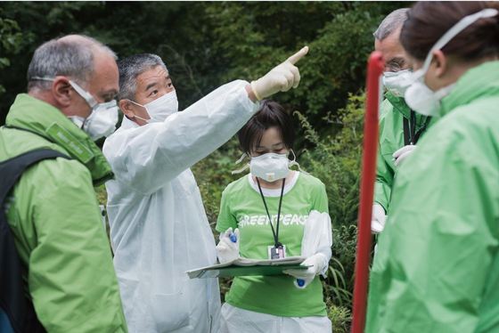 그린피스 방사선 방호 전문가팀이 후쿠시마 사고로 인한 방사성 오염지역을 조사하고 있다.(그린피스 제공)./© News1