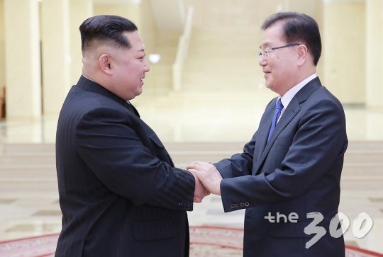 김정은 북한 노동당 위원장(왼쪽)과 정의용 청와대 국가안보실장이 6일 평양 조선노동당 본관에서 만나고 있다/사진=청와대