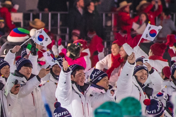 지난 9일 열린 평창 동계패럴림픽 개막식에서 대한민국 선수들이 갤노트8으로 사진을 찍고 있다. /사진제공=삼성전자.