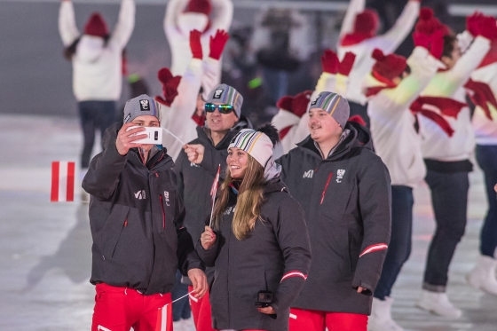 지난 9일 열린 평창 동계패럴림픽 개막식에서 오스트리아 선수들이 갤노트8으로 사진을 찍고 있다. /사진제공=삼성전자.