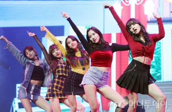 걸그룹 트와이스가 30일 오후 서울 광진구 광장동 예스24라이브홀에서 열린 첫번째 정규앨범 '트와이스타그램' 쇼케이스에서 무대를 선보이고 있다.