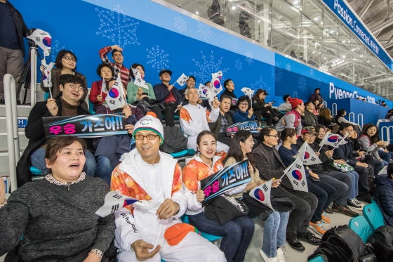 서울 하상장애인복지관 시각 장애인들이 '2018 평창 동계패럴림픽'에서 열린 대한민국과 미국의 아이스하키 경기를 관람하고 있다. /사진제공=삼성전자.