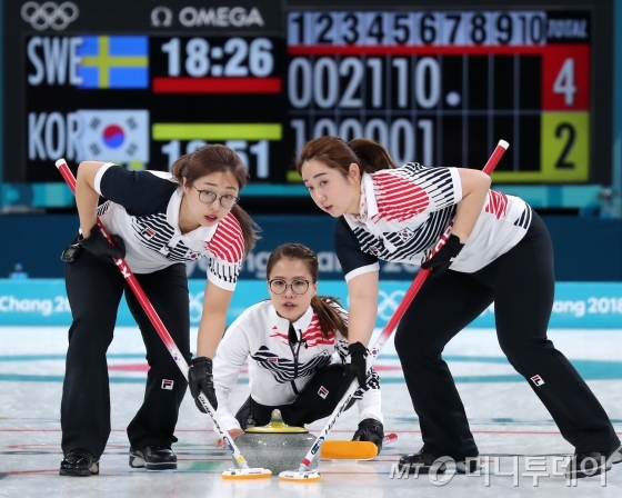 /여자 컬링 대표팀 김은정이 지난달 25일 오전 강원도 강릉 컬링센터에서 열린 2018 평창동계올림픽 스웨덴 결승전에서 투구하고 있다. 
