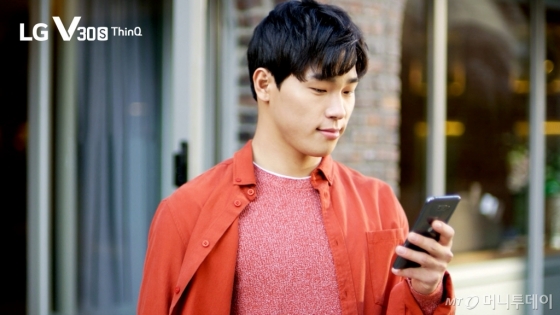 /LG전자가 최근 출시한 ‘LG V30S ThinQ’의 새로운 디지털 캠페인 모델로 한국 썰매 영웅 윤성빈 선수를 기용했다. / 사진제공=LG전자
